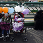 Imagen de tres bebés, la niña, con el velo. ABEDIN TAHERKENAREH