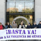 Trabajadores del ayuntamiento de Madrid, con Manuela Carmena a la cabeza, se manifestan hoy contra la violencia machista tras el último asesinato, en Loeches (Madrid).