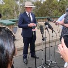 Barnaby Jones, viceprimer ministro de Australia, anuncia su dimisión a la prensa.