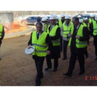Francisco Álvarez, casco en mano, acompañó a Antonio Gato, sin él, durante el recorrido por la depur