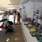La Feria del Libro de La Bañeza sirve de foco de atracción de los amantes de la lectura. DL