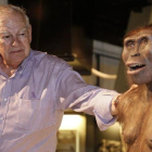 Donald Johanson descubridor del Australopithecus afarensis Lucy, al lado de una reproducción artística del homínido en CosmoCaixa (Barcelona)