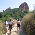 Un grupo de turistas en Las Médulas.