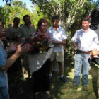 Fotografía del homenaje a Silvestre Cascalla en el que se entregó un ramo de flores a su viuda.