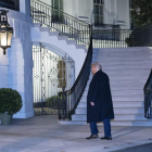 Donald Trump llega a la Casa Blanca ayer. CHRIS KLEPONIS