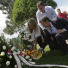 María del Mar Blanco, Alberto Núñez Feijóo y Antonio Basagoiti junto a la tumba de Blanco.