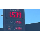 Precios del combustible este domingo en una gasolinera de León. DL