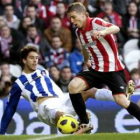 El delantero del Athletic Iker Muniain sobrepasa al defensa Dídac Vilá, del Espanyol.