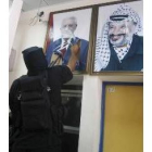Un militante de Hamás arranca el retrato del presidente, Abás