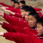 Niños chinos haciendo ejercicio en la escuela Wushu de la ciudad de Dengfeng.