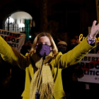 Carme Forcadell saluda antes de reingresar el viernes en el centro penitenciario de Wad Ras en Barcelona. TONI ALBIR