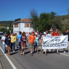 Los vecinos durante la protesta a lo largo de la carretera.