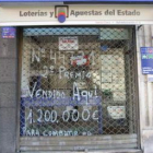 Una vez conocida la suerte, las loteras rotularon en el escaparate el número del premio repartido