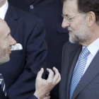 Los candidatos del PSOE y del PP a la Presidencia del Gobierno, Pérez Rubalcaba y Mariano Rajoy, respectivamente, conversan el día de la Fiesta Nacional.