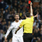 El árbitro Undiano Mallenco muestra la tarjeta roja al defensa del Real Madrid Sergio Ramos.