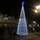 En la noche de ayer viernes se procedió al encendido de la iluminación navideña.