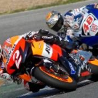 Dani Pedrosa y  Jorge Lorenzo pugnan en el circuito de Jerez