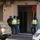 Agentes de la Policía Nacional montan guardia en la puerta del domicilio de uno de los presuntos yihadistas detenidos el pasado septiembre en Canovelles (Barcelona).