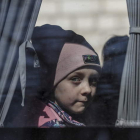 Imagen de una niña en uno de los autobuses que huyen del Donbás ante el gran ataque ruso que se espera. ATEF SAFADI