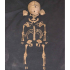 Imagen del esqueleto de la niña romana aparecida en la calle Fernando Regueral.