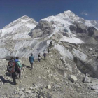 Montañeros, cerca del campo base del Everest.