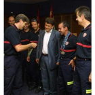 El alcalde en una entrega de medallas a los bomberos.