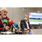 Matías Llorente, junto al responsable técnico del proyecto, ayer en rueda de prensa. RAMIRO