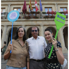Javier Tomé con las dos guías de ‘León insólito’.