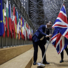Funcionarios ingleses retiran la bandera de su país en la sede del Consejo Europeo.