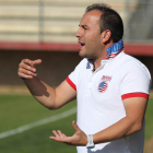 El entrenador de la Cultural Rafa Cascallana dirigiendo al equipo de Nacional Juvenil durante un encuentro.