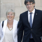 Clara Ponsatí, nueva líder del Consorcio de Educación de Barcelona, y Puigdemont. ANDREU DALMAU