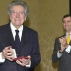 Antoni Tàpies tras recibir de manos del Príncipe de Asturias el Premio Velázquez de Artes Plásticas