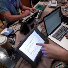 Piratas informáticos intentan acceder y cambiar los datos a la replica del sistema electoral durante el congreso Def Con en Las Vegas.