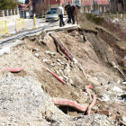 Parte de los 60 metros de acera que han desaparecido con el corrimiento del terreno.