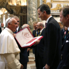 El rey entrega al Papa Francisco una edición facsímil de los autógrafos del escritor Miguel de Cervantes. EFE