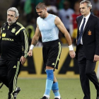 Valdés, en Johannesburgo, escoltado por el médico y el fisioterapeuta de la selección española.