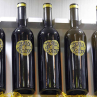 Botellas etiquetadas con la polémica marca 'Tierra de Sabor' en una feria gastronómica.