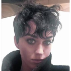 Katy Perry posa con su nuevo corte de pelo.