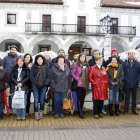 Los alumnos del programa, junto al alcalde, frente al Ayuntamiento de La Pola.