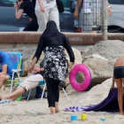 Una mujer con 'burkini' en la playa de Marsella, el 17 de agosto.