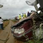 Aspecto del estado en el que quedó el coche en el que viajaban los dos jóvenes fallecidos