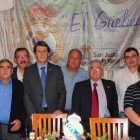 Salguero, Toral y su directiva de ‘El Güelmo’ y Juan Carlos Rodríguez presidieron el aniversario. VICENTE PRIETO