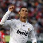 El jugador del Real Madrid Cristiano Ronaldo celebra el gol marcado al Almería.