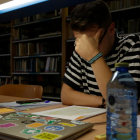 Un estudiante en la biblioteca de la Universidad de León. FERNANDO OTERO