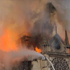 Imagen de las naves de Notre Dame devoradas por las llamas captada por un dron.