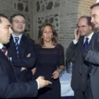 Rafael Simancas conversa con Rodríguez Zapatero ante varios miembros de su partido, ayer, en Madrid