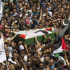 Un grupo de palestinos lleva el cuerpo sin vida del joven de 16 años durante el funeral.
