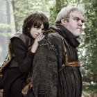 Isaac Hempstead-Wright, en el papel de Bran Stark, y Hodor, al que encarna Kristian Nairns.