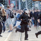 La policía alemana cruzando la calle en Chemnitz durante la polémica manifestación de caza de extranjeros.  /