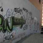 Detalle de una de las pintadas realizadas por los cuatro jóvenes en la avenida Reyes Católicos